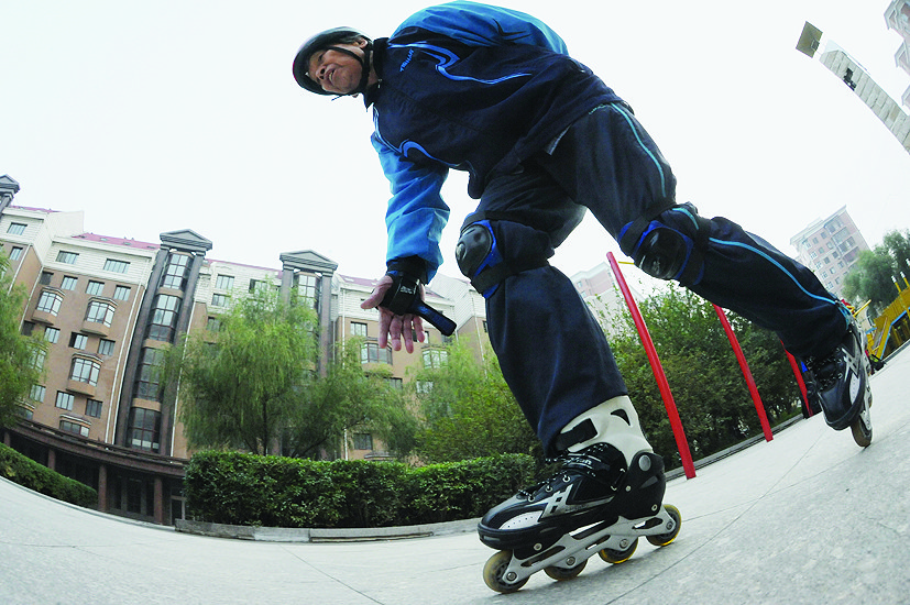 哈爾濱9旬老人玩輪滑15載 練就“大鵬展翅”(圖) 哈爾濱9旬老人玩輪滑15載 練就“大鵬展翅”(圖)