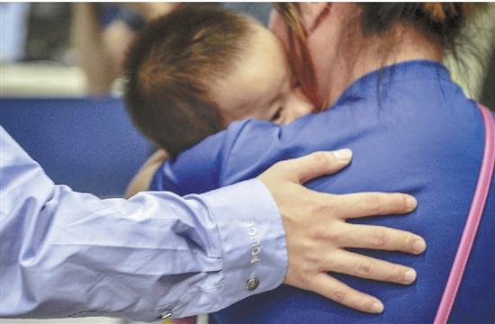 因為被“賣”的經歷,孩子回家后十分依戀媽媽。
