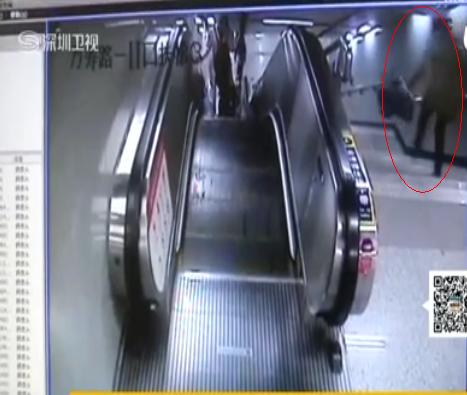 監拍:女子邊看手機邊下樓梯一腳踩空滾下十多米