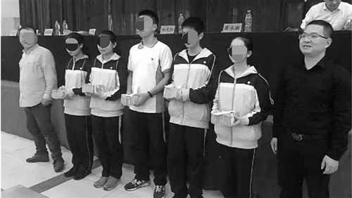 ����һ�ЌW�l(f��)800�f���W��У���Q����u��һ�׷�