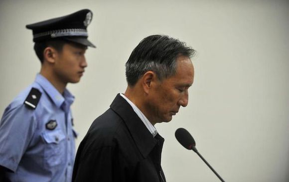 1981年出生的羅菲原是中國鐵路文工團歌舞團歌唱演員,是一名女高音歌手,曾代表鐵路文工團參加2010年的青歌賽。