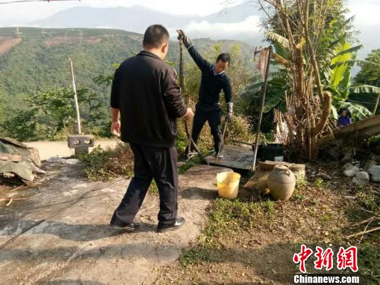 圖為抓捕眼鏡王蛇。 喬光林 攝