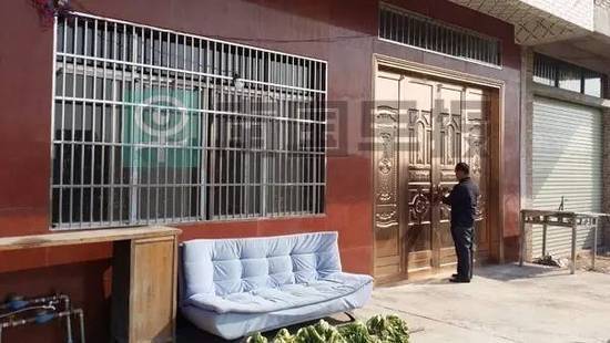 周友新正在新裝修的自建房門口,打算開門帶記者進(jìn)去看看真實(shí)情況。