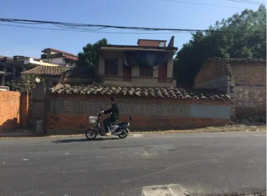 12月13日,長樂市潭頭鎮,因偷渡屢禁不止,當地街上刷了很多打擊偷渡的標語。新京報記者羅婷 攝