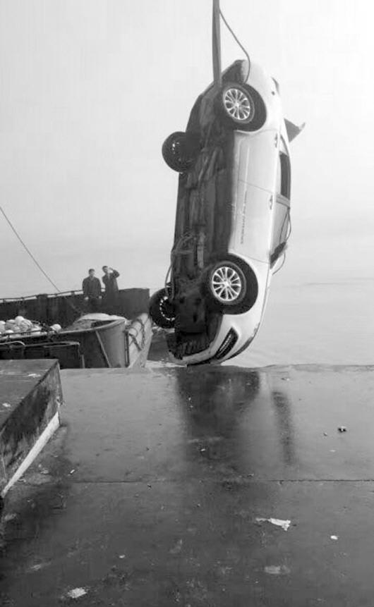 民警接警后,聯系吊車將墜海車輛打撈上岸。