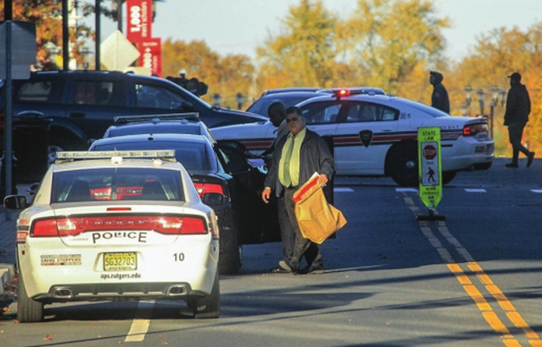11月4日,美國羅格斯大學(xué)商學(xué)院,警方調(diào)查人員從事發(fā)現(xiàn)場取走證據(jù)袋。本文圖片均來自 瀟湘晨報