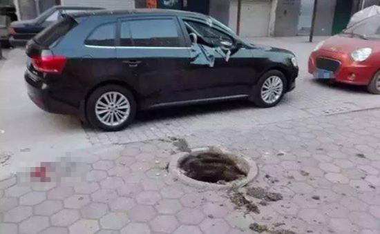 事發地點位于小區內一車庫附近,井蓋已經被炸得不知去向,一輛黑色轎車停在旁邊,因爆炸右半部分嚴重變形。