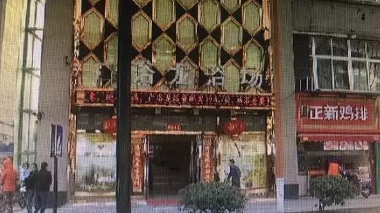 張阿姨說,附近柜臺一名工作人員,說什么也不讓她在這塊走廊哄孫女,幾句不和,雙方吵了起來。