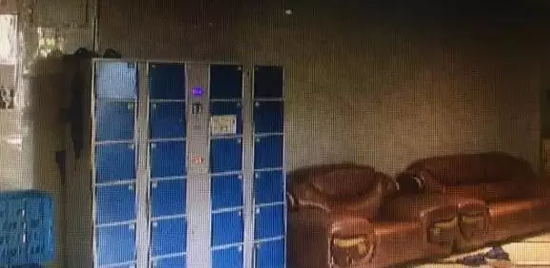 事后一家在浴場里燃放爆竹?