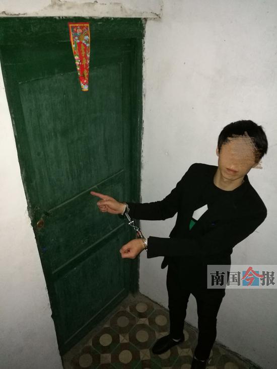 嫌疑人拜某在指認(rèn)作案現(xiàn)場(chǎng)。警方供圖