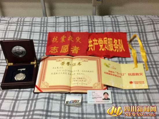 史業寬當志愿者時獲得的證書、獎章等物品。(雷茲 攝影)