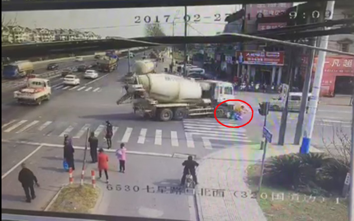 2��27������10�c38���������㽭���d���Ϻ��^���ǽֵ�320�����c�d��·�������һ�vˮ������܇���D�r���c�ǙC��܇����һ�vֱ�еĶ�݆Ħ��܇�l����ײ��Ħ��܇��һ�����޺�һ��2�q���ӱ�����܇�¡��P�I�r��������ƴ���Ѻ����o�ڑ�����Ӻ��l�o�p�����������������뉺�����t�󱻽�֫�����K�������@λ�����ё���5���������]�����g�ͺ����ί���ˎ���@��δ�����Č����y���ˣ��ְ����_Ҳ�܂�����