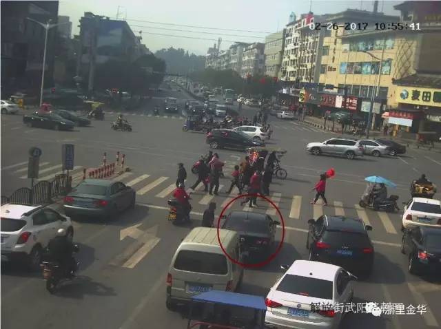 �ӵ��Ԓ�󣬽��������s��·�ڣ��l�F܇�v�ѽ��_�ߣ���ϵ�����˽���r�����Ǖr�����v܇ͣ��ǰ��Ӷ����ӣ�����ȥ����һ���f�����ڵ��ˣ��Ҿʹ���8890��������ô��ͣ��·���أ���������Щ�⑍��