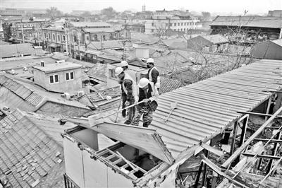 本報訊 昨天,西城區大柵欄街道對位于陜西巷內的上林賓館、華峰園賓館和北京安馨園賓館3處賓館頂層違建進行拆除,總面積達上千平方米。其中,位于陜西巷22號的上林賓館,是歷史上的名妓小鳳仙的故居,樓頂被承租方蓋起的200平方米違建也都一并拆除。