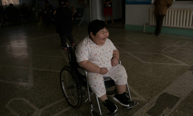 ��3�ǵ�1�ǣ���40�༉�_�A�����팦�κ��ˁ��v�����p�ɵ��¡����������h�ӏ����һ�ҁ��f���@���������¡������7�q��Ů��С���ǂ��������ӣ��H�H7�q������75�����أ�����̫�֣���һ��Ҳ�����ߣ�ȫ�������һ���_�Aһ���_�A���±���ÿ���ɂ��_�A��С�ƾͽ��ۣ���횵�����ЪЪ��Ū�ď�����M�^�󺹡�С�Ʋ�Ը��վ�����������ޡ�