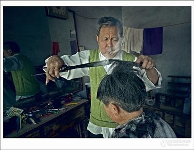 王維美正在為顧客燙發(資料圖片)