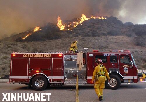 10月21日,消防人員在美國加利福尼亞州馬利布地區(qū)山林大火現(xiàn)場滅火。當(dāng)天,距離洛杉磯西南約30公里的馬利布地區(qū)發(fā)生山林大火,目前已造成至少500英畝的山林和數(shù)幢建筑物被毀,數(shù)百人被緊急疏散。 新華社發(fā)