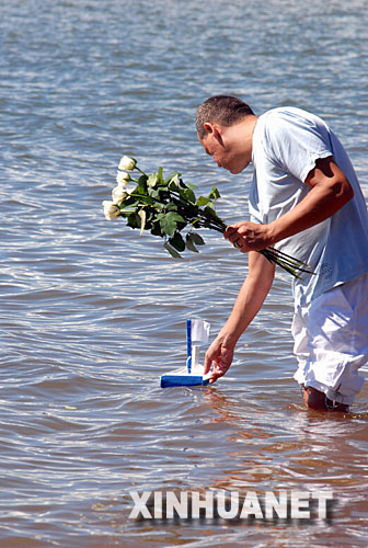 2007年12月31日,一名巴西男子將一個代表愿望的小船放入巴西利亞的帕拉諾阿湖中,以迎接新年的到來。在新年到來時向水中投鮮花并許下愿望是許多巴西人的習俗。隨著新年鐘聲的敲響,在不同時區的世界各國陸續辭舊迎新,走進2008年。 新華社發