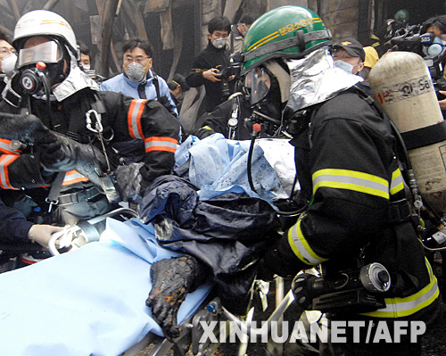 1月7日,在韓國京畿道利川市,消防員從爆炸現場抬出一具尸體。