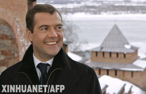 2月27日,俄羅斯第一副總理、總統(tǒng)候選人梅德韋杰夫在俄西部下諾夫哥羅德市參加競選活動。梅德韋杰夫當天在與選民見面時說,他如果當選俄總統(tǒng),將繼續(xù)普京的路線。 新華社/法新