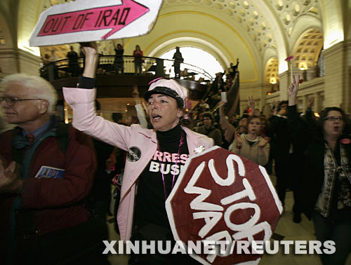 3��18�����������l(f��)�������ˑ�(zh��n)��5����֮�H��һЩ��������(zh��n)��ʿ�ڽ�ͨ�߷�r�΁����Aʢ�D��(li��n)��܇վ�e�з���(zh��n)����ʾ���� ���A��/·͸