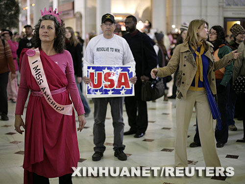 3��18�����������l(f��)�������ˑ�(zh��n)��5����֮�H��һЩ��������(zh��n)��ʿ�ڽ�ͨ�߷�r�΁����Aʢ�D��(li��n)��܇վ�e�з���(zh��n)����ʾ���� ���A��/·͸