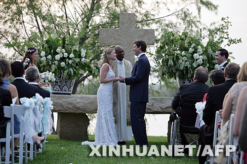  �@��5��11���ɰ׌m�l(f��)������Ƭ�@ʾ���ǣ�5��10�գ����ɺڸ��c����ղ���ڻ�Y�ϡ�10�հ�������ʲ���y(t��ng)�Đ�Ůղ���������ÿ��_˹�ݿ˄ڸ����r(n��ng)���e��¶���Y���c�����Ѿõ����Ѻڸ񹲽Y�B����