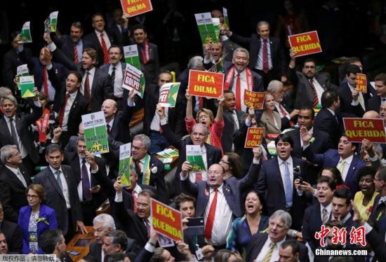 在眾議院內(nèi),也有支持彈劾和反對彈劾的兩種聲音。參議院審判前,羅塞夫需暫時離職,等候參議院裁決。