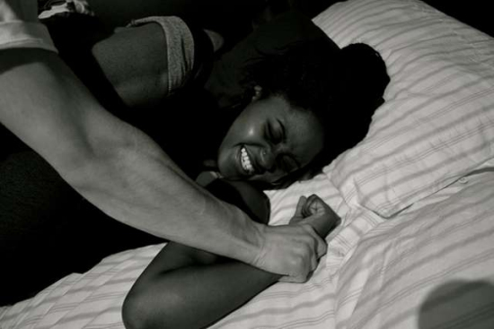 中新網(wǎng)5月17日點(diǎn) 據(jù)外媒報(bào)道,法國(guó)一名女子遇到一名陌生男子試圖對(duì)她猥褻,甚至想強(qiáng)吻性侵,不過(guò)女子并沒(méi)有因此驚慌失措,反而冷靜應(yīng)對(duì),趁著男子對(duì)她強(qiáng)吻時(shí),狠咬對(duì)方舌頭,順利脫困。