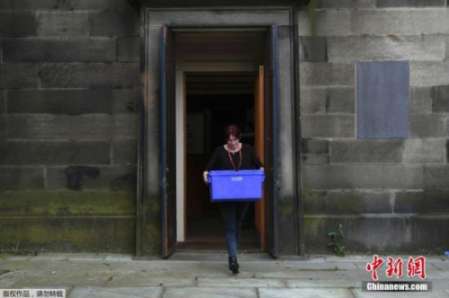 資料圖:當地時間2016年6月22日,英國愛丁堡,英國脫歐公投在即,當地投票站準備工作進行中。