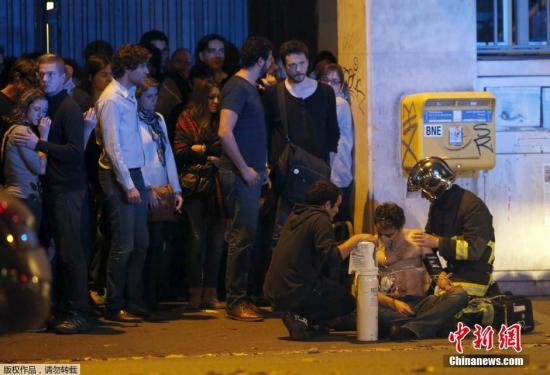 2015年11月14日,巴黎遭遇連環(huán)恐襲。巴塔克蘭音樂廳附近,一名受傷的男子正在接受治療。 據(jù)英國《衛(wèi)報》報道,巴塔克蘭音樂廳內(nèi)最少有120人死亡,為本次恐襲傷亡最慘重的地點(diǎn)。預(yù)計受傷人數(shù)為200人。 據(jù)稱,恐怖分子在進(jìn)入劇院后,朝在場民眾肆意開槍掃射,時長達(dá)10至15分鐘,整個劇院被“血洗”。