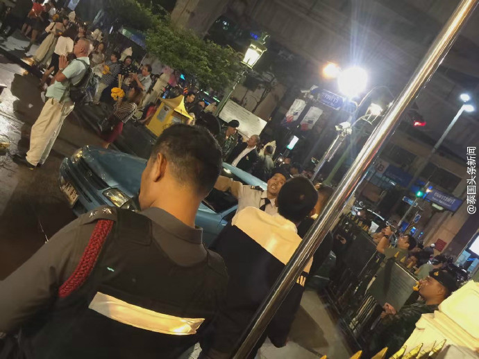 泰國一轎車闖入四面佛景點 有中國游客受傷 泰國一轎車闖入四面佛景點 有中國游客受傷