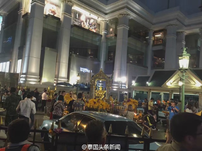 泰國一轎車闖入四面佛景點 有中國游客受傷 泰國一轎車闖入四面佛景點 有中國游客受傷