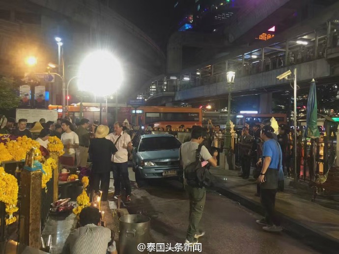 泰國一轎車闖入四面佛景點 有中國游客受傷 泰國一轎車闖入四面佛景點 有中國游客受傷
