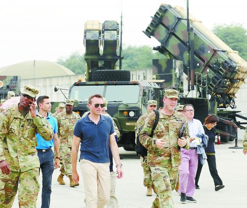 在韓國訪問的美國陸軍部長范寧(左二)2日在烏山市視察駐韓美軍第35防空炮兵旅。據(jù)報道該旅將負(fù)責(zé)操作“薩德”系統(tǒng)。
