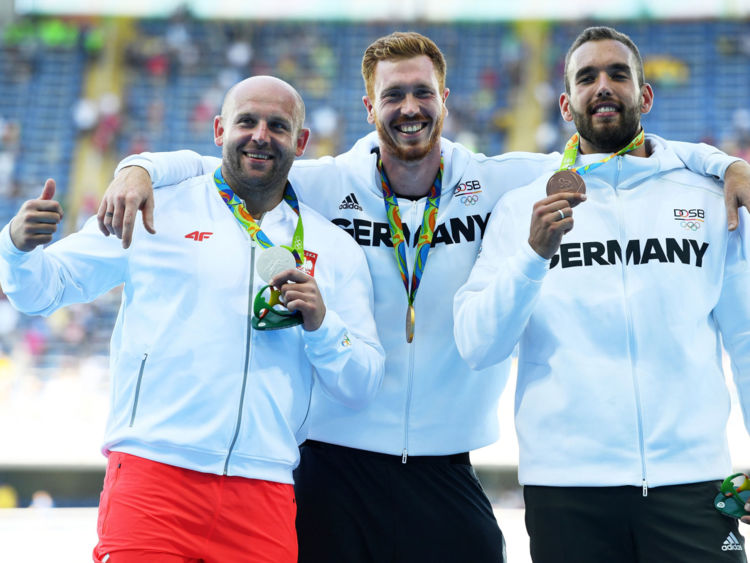 �DƬĬ�J���}