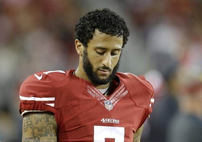 美橄欖球星拒唱國歌稱“美國不值得尊重” 特朗普:滾! 美橄欖球星拒唱國歌稱“美國不值得尊重” 特朗普:滾!