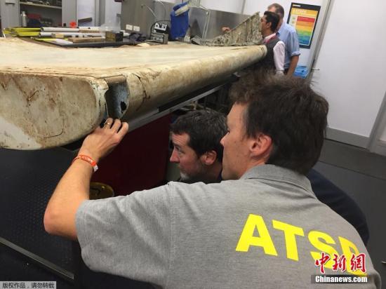 資料圖,澳大利亞堪培拉,澳大利亞和馬來(lái)西亞雙方人員對(duì)在坦桑尼亞發(fā)現(xiàn)的飛機(jī)碎片進(jìn)行研究。