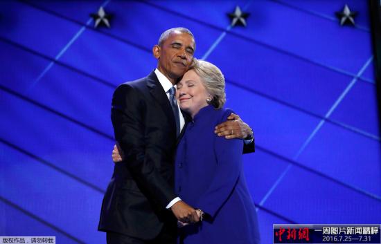 當(dāng)?shù)貢r(shí)間2016年7月27日,美國(guó)費(fèi)城,美國(guó)總統(tǒng)奧巴馬出席民主黨全國(guó)代表大會(huì),發(fā)表演講。偶爾上臺(tái)的美國(guó)民主黨候選人希拉里,與奧巴馬熱情互動(dòng),二人摟肩向支持者揮手致意。奧巴馬表示自己即將卸任,希望民眾能把對(duì)他的支持移轉(zhuǎn)支持希拉里,與他一起讓希拉里成為下任總統(tǒng)。