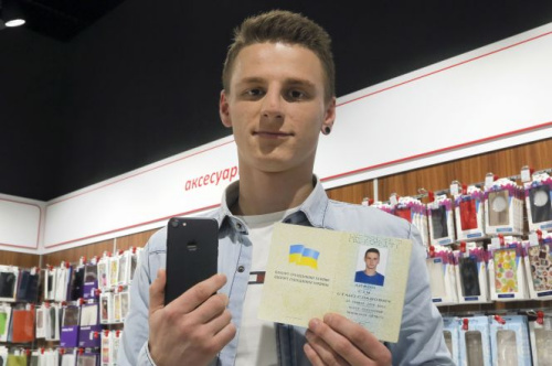 改名免費換手機:烏克蘭小伙把名字改成“iPhone7”