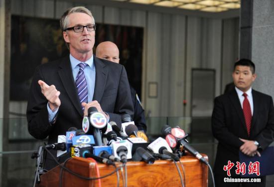 資料圖:當地時間2014年1月6日,FBI舊金山負責人約翰遜通報舊金山中領館縱火案情況。中新社發 陳鋼 攝