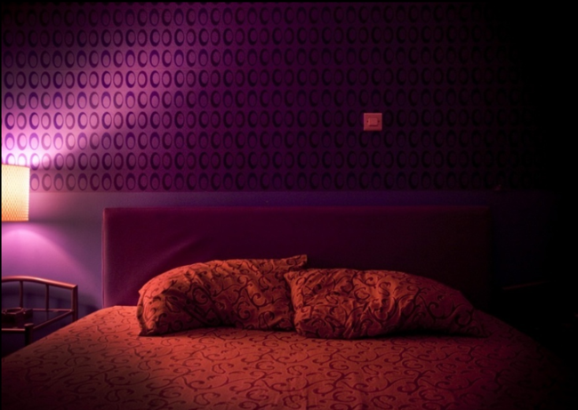 一家妓院里,經歷警察突襲后恢復平靜的房間。