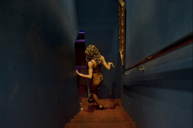 Jennifer是一名來自羅馬尼亞的25歲女孩,她是一家名為“鉆石女娃娃”俱樂部的明顯女郎。