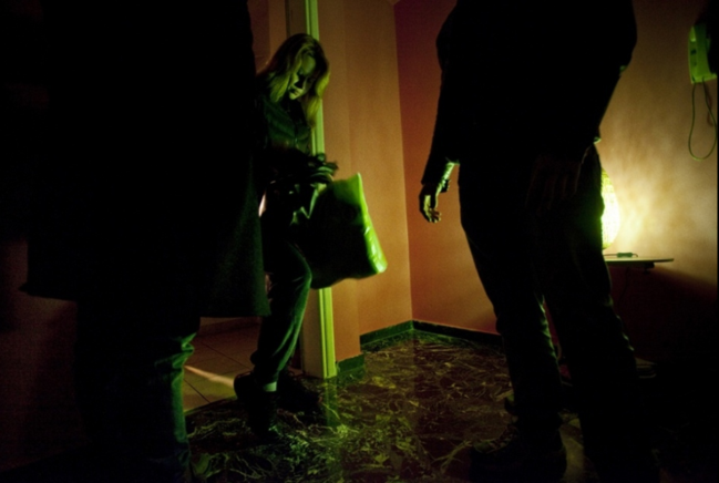 一名女孩正在給警察看她的合法證,在希臘,性工作只對于得到政府許可的妓院來說是合法的。