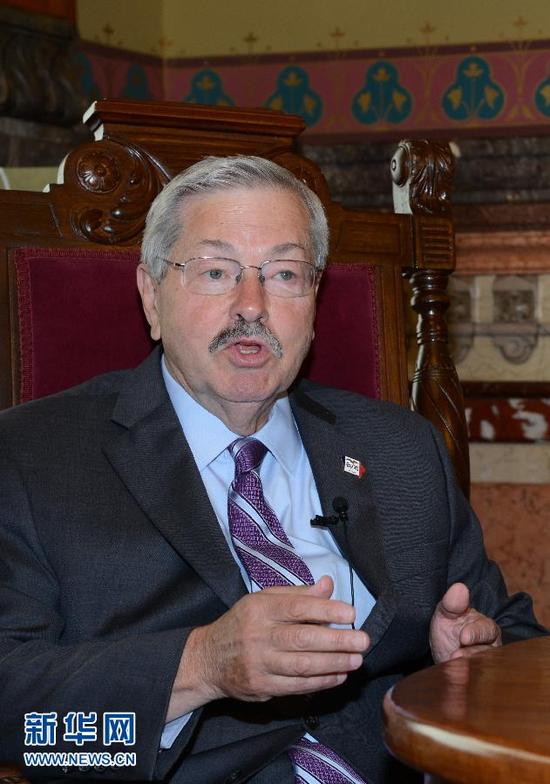 在美國艾奧瓦州得梅因市,艾奧瓦州州長(zhǎng)特里·布蘭斯塔德在其辦公室接受采訪