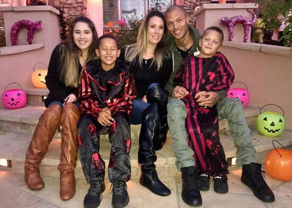 ���h��W�C�ψ�����ᵽ�������˂�������֮�Աǣ��@�ӵ���һ�����Ҳ�͚��ˣ�Ȼ�����¿������⡣��Ӣ����ÿ���]��1��2�Ո����������ȫ���������֮�Q�Ľ����ס��׿�˹(Jeremy Meeks )�ѽ��̝Mጷţ��������ͼ���һ��cף�����ꡣ