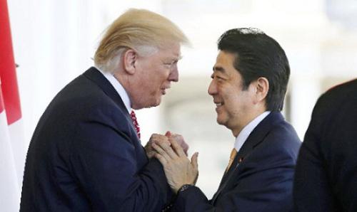 當(dāng)?shù)貢r(shí)間10日,特朗普和安倍在白宮見面。