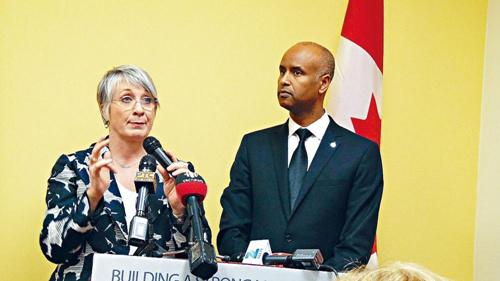 中國僑網(wǎng)凱杜(左)與胡辛一起到訪安省賓頓市新移民就業(yè)服務(wù)機(jī)構(gòu)。(加拿大《星島日報》)