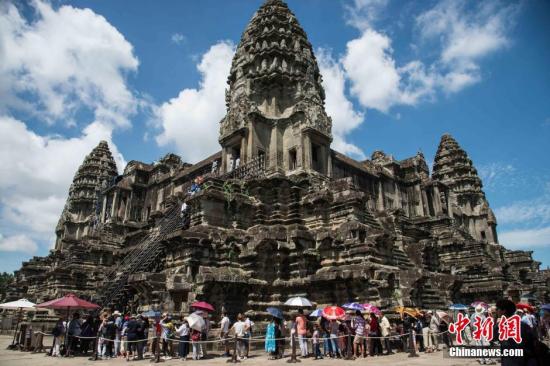 7��20�գ�����կ�����������cС�Ǹ��ӭ�������οͣ��ʬF��һ�ɻ������ξ��󡣈D���ο���С�Ǹ�����[��<a target='_blank' ><p  align=