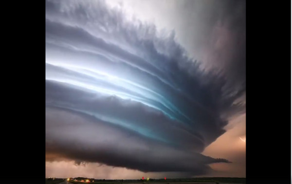 絕美“風暴怪云”直播詭透藍光!漩渦流動秒吸網友百萬贊 絕美“風暴怪云”直播詭透藍光!漩渦流動秒吸網友百萬贊